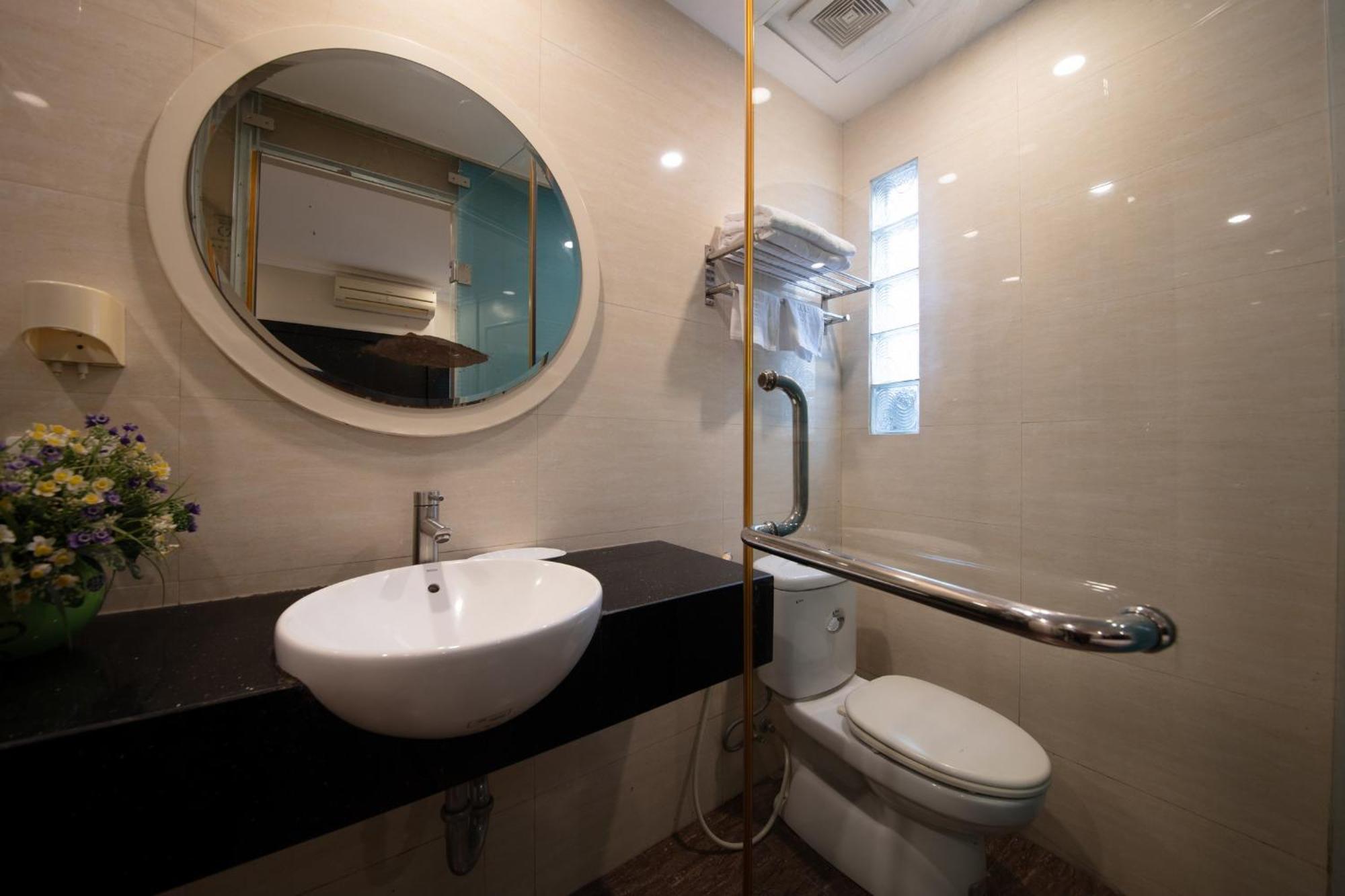Omina Hanoi Hotel & Travel Bagian luar foto